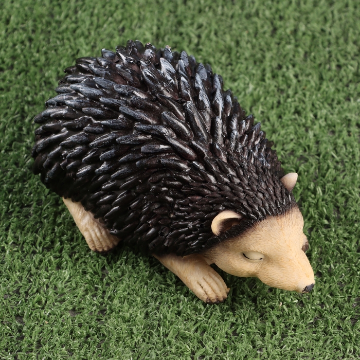 Садовая фигура "Ежик греется" 18х10х10см ///