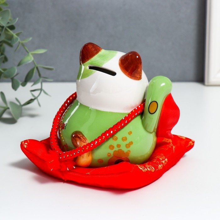 Копилка керамика "Манэки-нэко зелёный с рыбкой и мешочком" 9х8х11 см