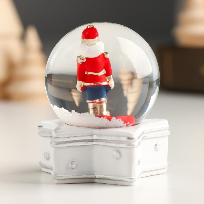 Снежный шар новогодний стеклянный &laquo;Щелкунчик на звезде&raquo;, 5&times;5&times;6 см, МИКС