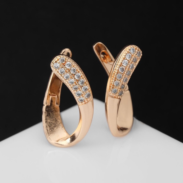 Серьги со стразами «Магия» завиток, цвет белый в золоте Серьги со стразами «Магия» завиток, цвет белый в золоте