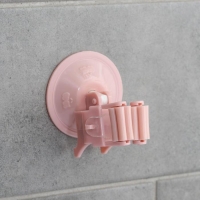 Держатель для уборочного инвентаря на вакуумной присоске, 5,5&times;5,5&times;7 см, цвет МИКС