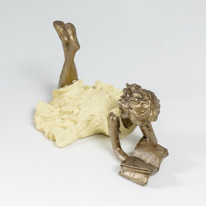 Сувенир полистоун "Девушка читает книгу, жёлтое платье" 6,5х9х14 см