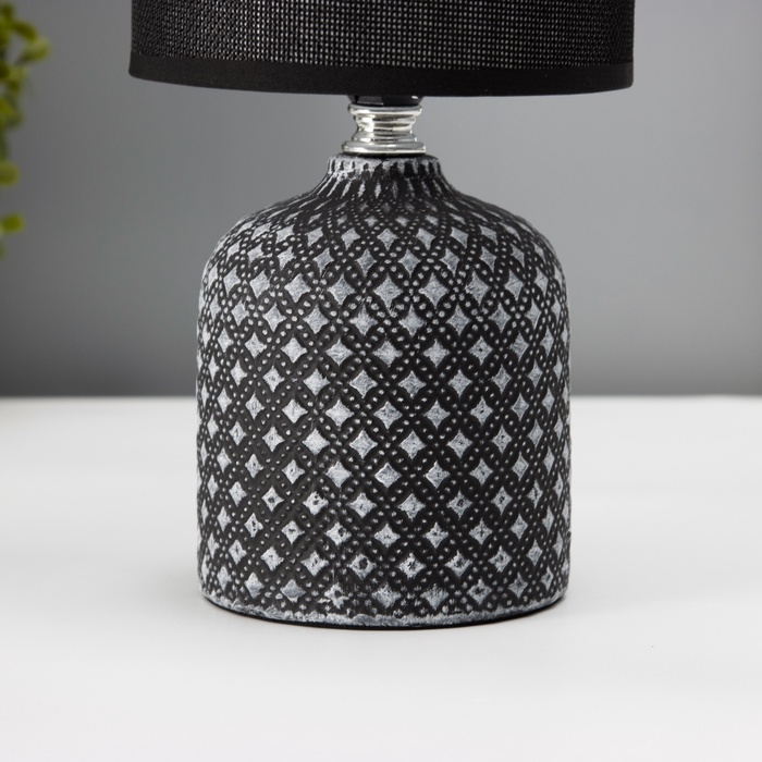 Настольная лампа с абажуром RISALUX «Рицио», Е14, 40 Вт, чёрно-белый, 13×13×27 см Настольная лампа с абажуром RISALUX «Рицио», Е14, 40 Вт, чёрно-белый, 13×13×27 см