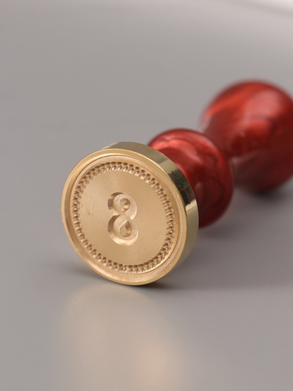 Печать для сургуча с пластиковой ручкой Печать для сургуча с пластиковой ручкой "Классика цифра 8" 2,5х2,5х6,3 см