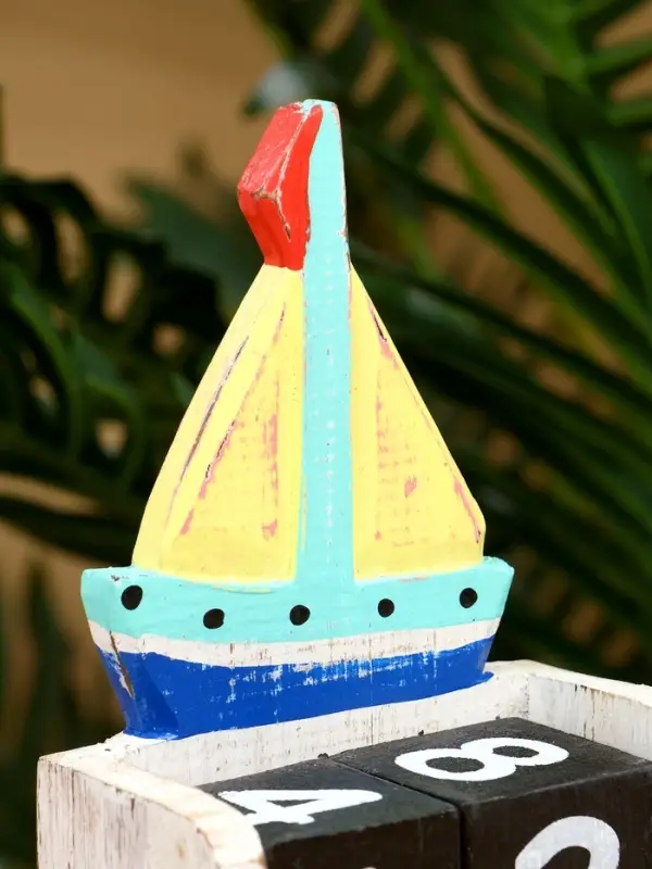 Календарь настольный "Парусник" дерево 11х5х16 см, цв. жёлтый