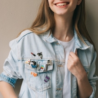 Значок &laquo;Небесные коты&raquo;, цветной в золоте