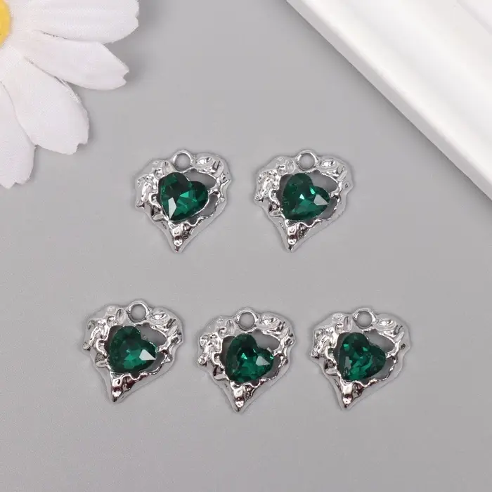 Декор для творчества металл "Мятое сердце-изумруд" серебро, зелёный 1,8х1,7х0,5 см