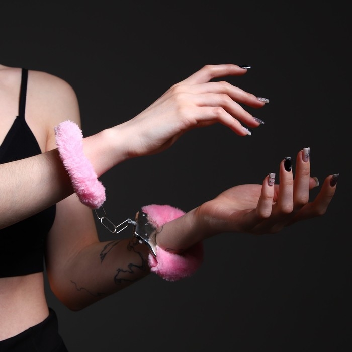 Наручники карнавальные &laquo;Список непослушных&raquo; меховые, цвет розовый