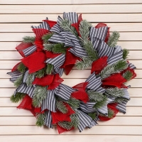 Венок новогодний d- 28 см "Уютная сказка" полосатые и алые ленты Венок новогодний d- 28 см "Уютная сказка" полосатые и алые ленты