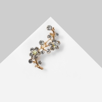 Брошь &laquo;Цветы&raquo; ветвь яблони, цвет белый в золоте