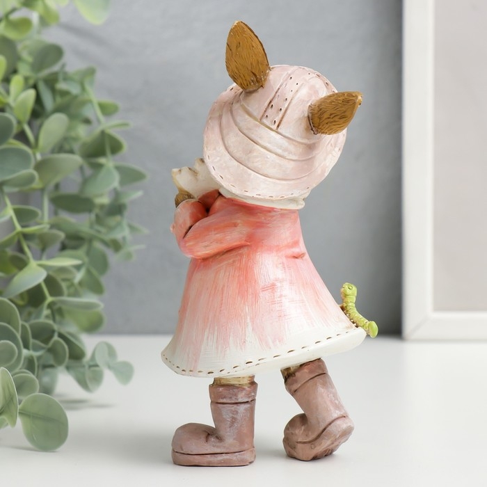 Сувенир полистоун "Зайка в шляпке и дождевике с цветком и гусеницей" 14,5х6,5х8 см