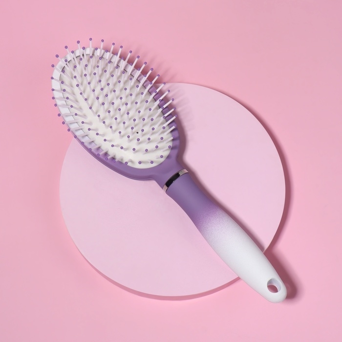 Расчёска массажная, прорезиненная ручка, 7 &times; 24 см, цвет белый/фиолетовый