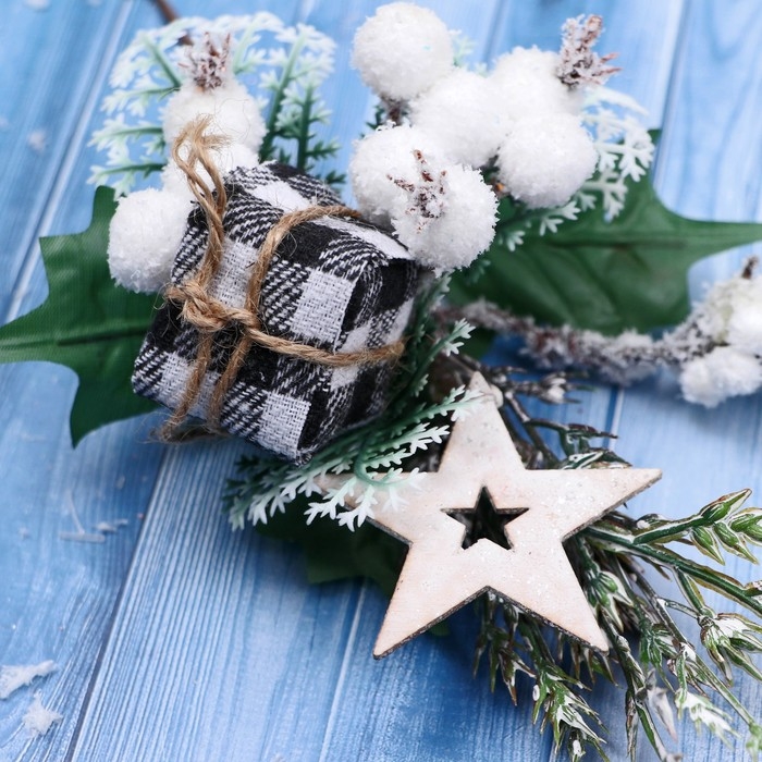 Декор "Зимние грезы" подарок в клетку звезда ягоды, 21 см