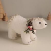 Декор "Белый медведь с новогодней веточкой" 12х20,5х9 см Декор "Белый медведь с новогодней веточкой" 12х20,5х9 см