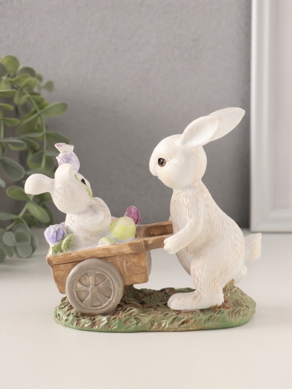 Сувенир полистоун "Кролик везет крольчонка в тележке с незабудками" 13,5х6,5х12 см