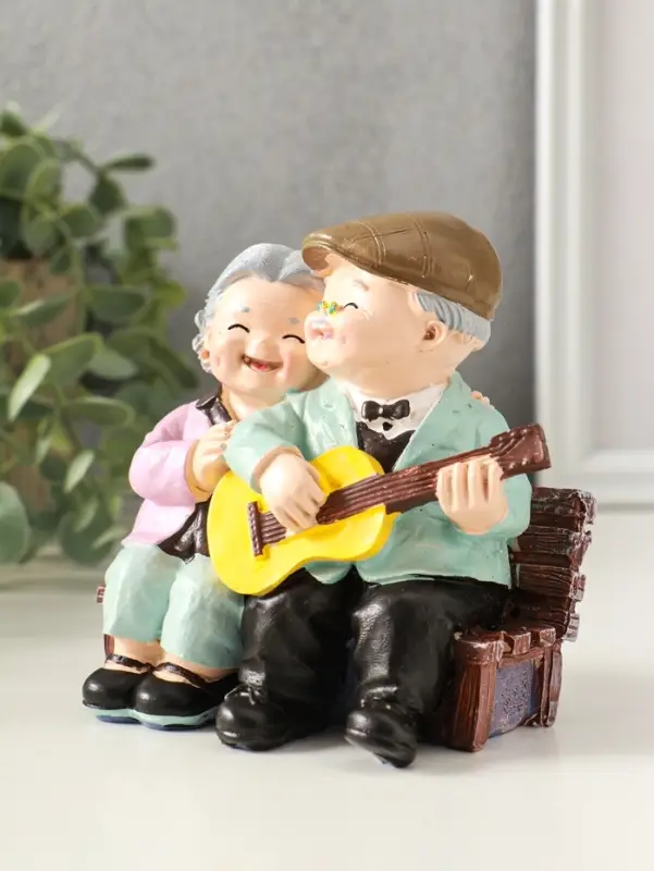Сувенир полистоун "Дедуля играет на гитаре для бабули" 12х9х12 см