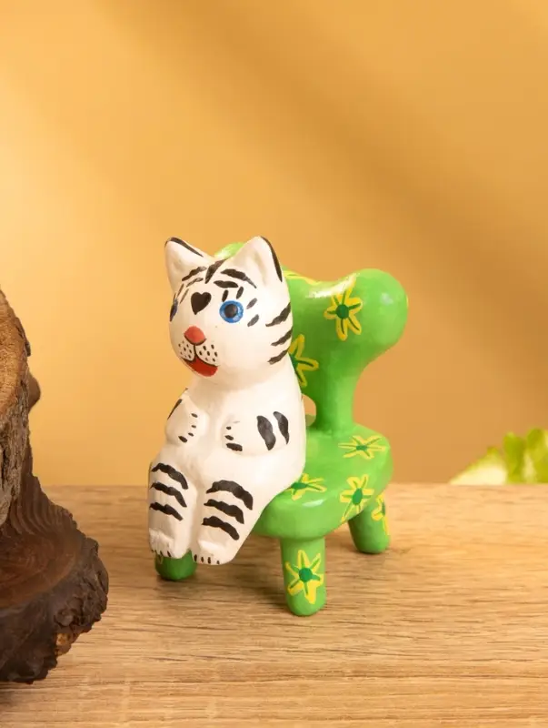 Сувенир дерево "Белый тигренок на стуле" 4х5,5х7,5 см