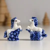 Сувенир керамика "Лошадка с подарком" бело-синий МИКС 4,1х2,6х4 см