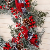 Венок новогодний d- 32 см "Уютная сказка" полосатые ленты шишки