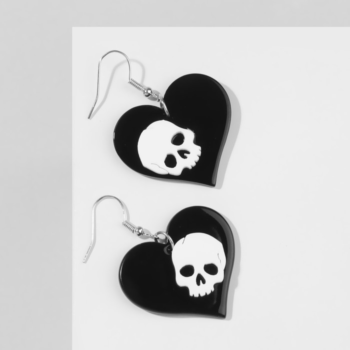 Серьги акрил &laquo;Сердца&raquo; с черепами, цвет чёрно-белый в серебре