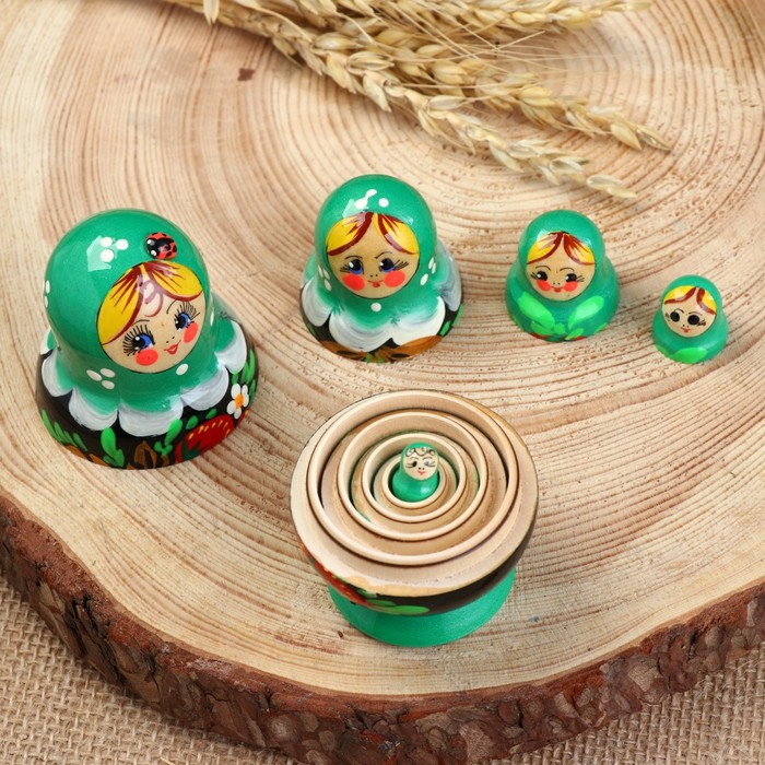 Матрёшка &laquo;Божья коровка&raquo;, зелёное платье, 5 кукольная, 10-12 см