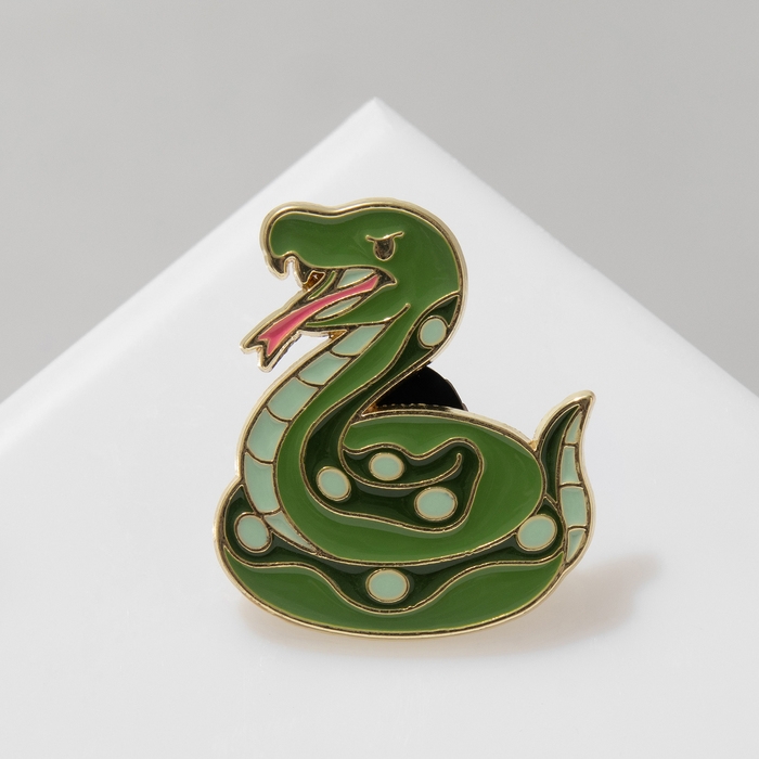 Значок &laquo;Змейка&raquo; шипящая, цвет зелёный в золоте