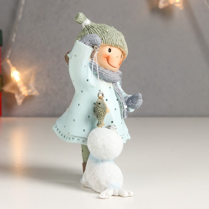 Сувенир полистоун "Малышка кормит рыбкой морского котика" 7х9х13 см