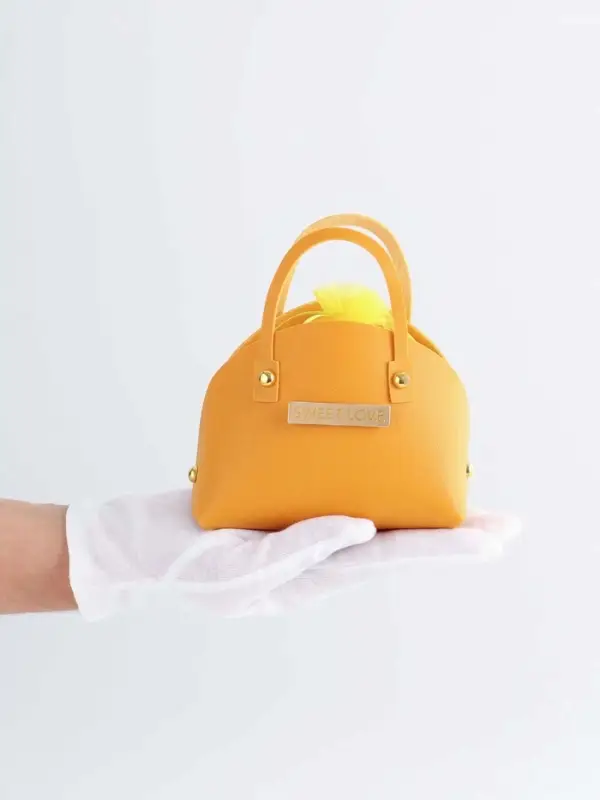 Кожанная подарочная сумочка 14 х 6,5 х 12,8 см желтая