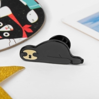 Значок &laquo;Ленивец&raquo;, цвет серо-бежевый в чёрном металле