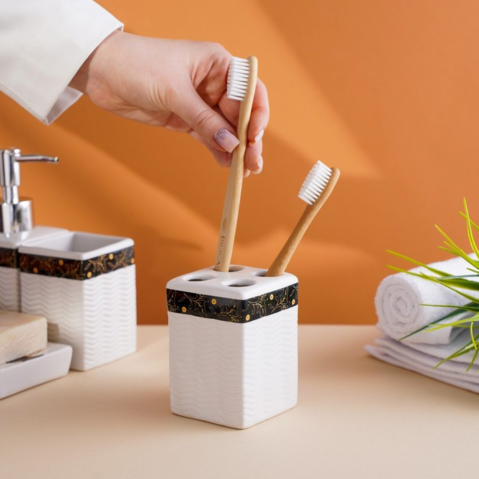 Набор аксессуаров для ванной комнаты &laquo;Золотой лист&raquo;, 4 предмета (дозатор 250 мл, мыльница, 2 стакана), цвет белый