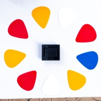 Набор медиаторов: держатель на гриф гитары + 10 медиаторов Music Life, 0,46мм, микс