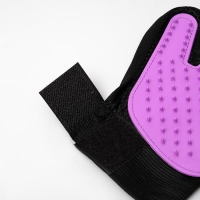 Перчатка-щетка для шерсти на левую руку из неопрена с удлиненными зубчиками, фиолетовая Перчатка-щетка для шерсти на левую руку из неопрена с удлиненными зубчиками, фиолетовая