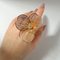 Кольцо &laquo;Цветок&raquo; стразинка, безразмерное, цвет золото