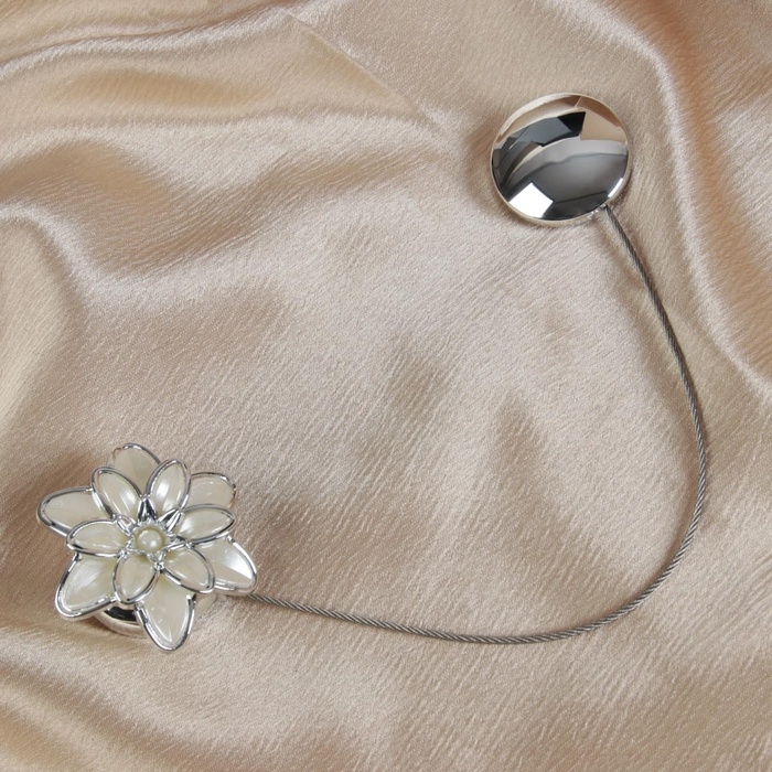 Подхват для штор &laquo;Георгин&raquo;, d = 6 см, цвет серебряный/белый