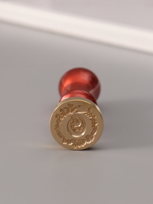 Печать для сургуча с пластиковой ручкой "Венок с буквой O" 2,5х2,5х6,3 см