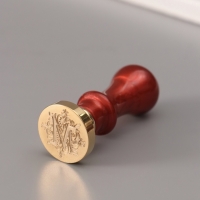 Печать для сургуча с пластиковой ручкой "Буква M на вензеле" 2,5х2,5х6,3 см