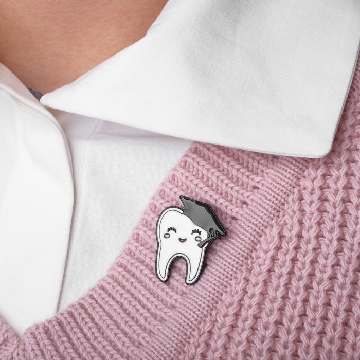 Значок &laquo;Зуб&raquo; в академической шапочке, цвет чёрно-белый в чёрном металле