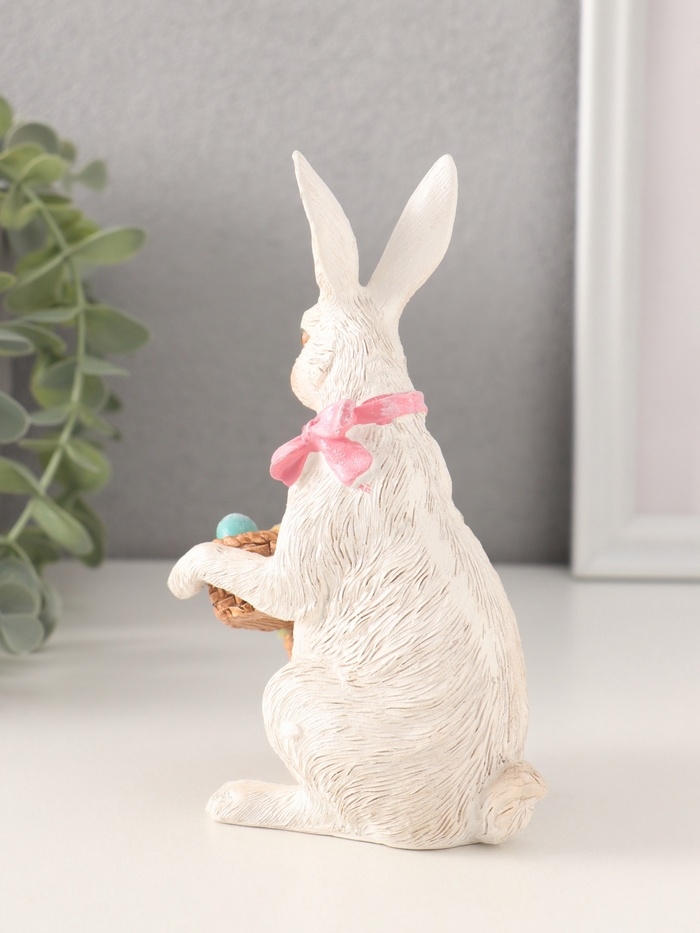 Сувенир полистоун "Пасхальный кролик с крашенными яйцами в корзинках" 9,5х6,5х15 см