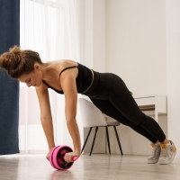 Ролик для пресса ONLYTOP, 38х17х17 см, с ковриком, цвет розовый