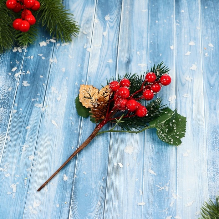 Декор "Зимние грезы" ягоды шишка хвоя листья, 22 см