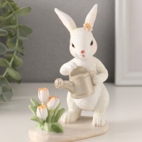 Сувенир полистоун "Зайка поливает тюльпаны из лейки" 10х5,5х12,5 см
