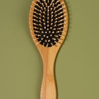 Расчёска массажная BAMBOO 24*8см бамбук/резина черн подвес/пакет QF