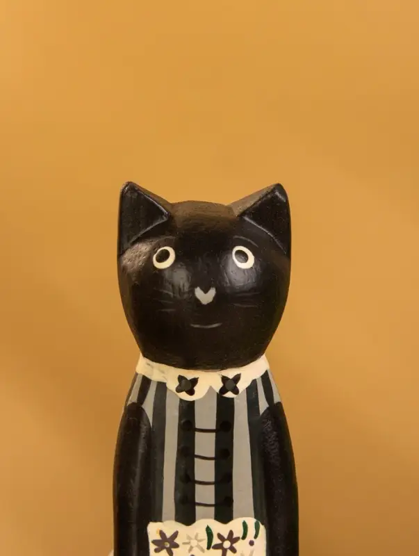 Сувенир дерево "Чёрная кошка в зелёном платье" 6х4х13 см