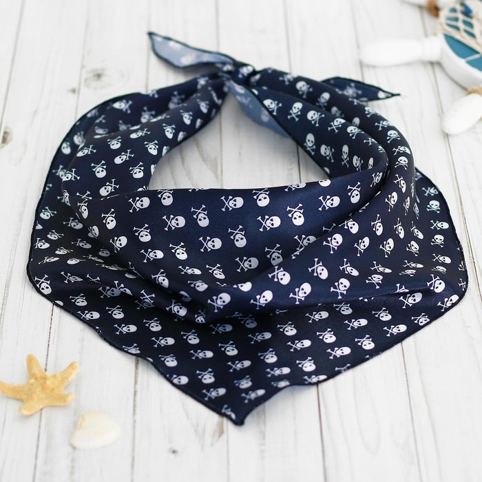 Бандана чёрная с черепами, р. 85 &times; 44 см