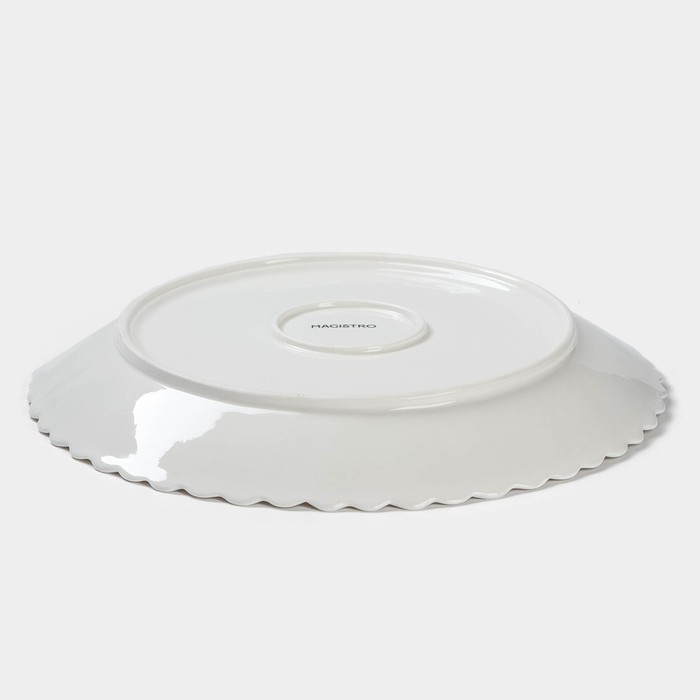 Тарелка фарфоровая обеденная Magistro &laquo;Цветок&raquo;, d=25 см, цвет белый