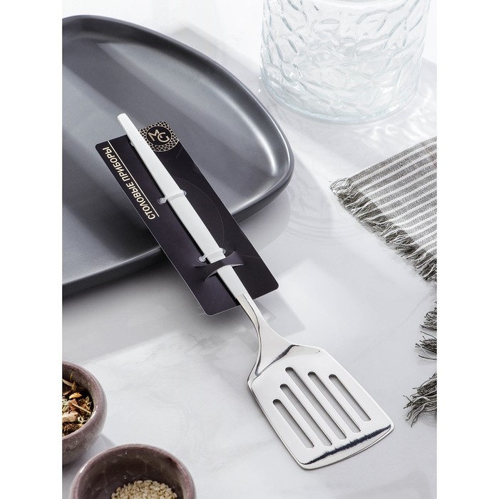 Лопатка из нержавеющей стали перфорированная Magistro &laquo;Грэйс&raquo;, длина 27 см, цвет ручки белый, цвет головы серебряный