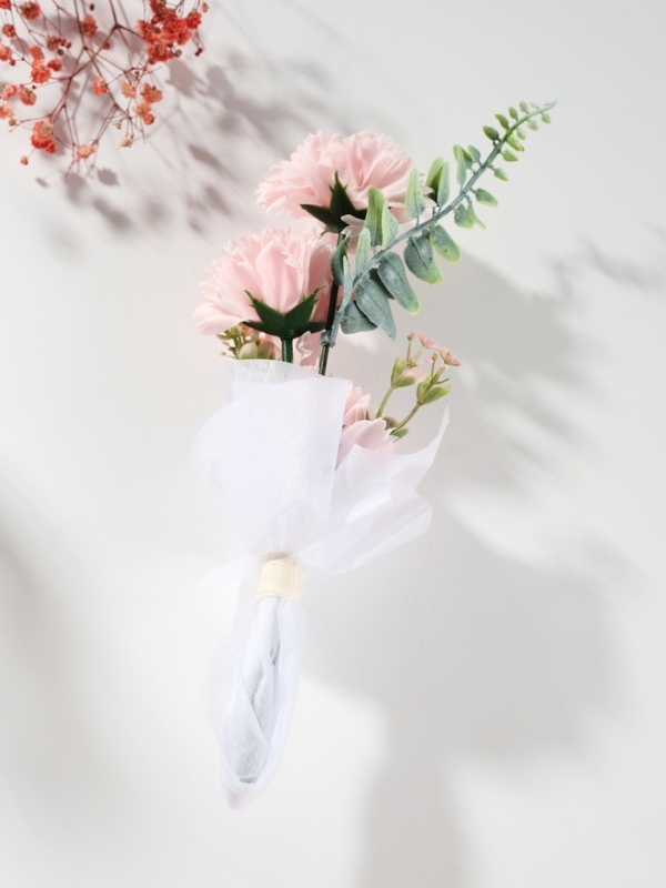 Букет из мыльных лепестков "Три гвоздики на подиуме" розовый 8х8х25 см