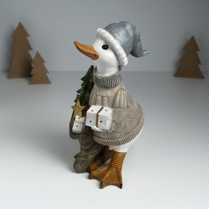 Сувенир полистоун "Гусь в бежевом свитере, с носком с подарками и ёлкой" 12х14х25,5 см