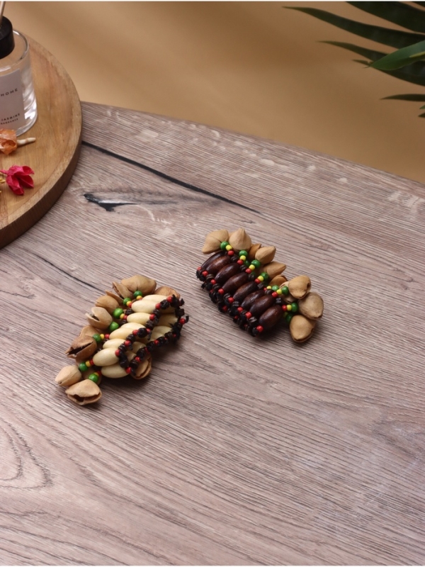 Сувенирный музыкальный инструмент Сувенирный музыкальный инструмент "Шейкер-браслет Чакча" орехи кемири, 5х5х4 см МИКС