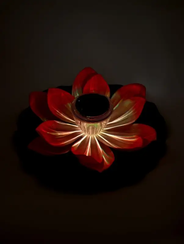 Садовый светильник для водоемов 28 х 28 х 9 см на солнечной бат-е "Лотос" красный N008